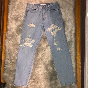 Distressed Levi’s Wedgie Fit